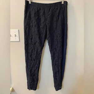 Chaser blue lace crop slim leg w/ tapered ankle and zip bottom. Stunning. Medium